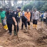 Akses Jalan Menuju Tiga Desa Tertutup Tanah Longsor Bupati Tinjau Lokasi