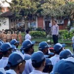Pimpin Upacara di SMA Negeri 1 Abiansemal, Ini Pesan Kapolsek Abiansemal