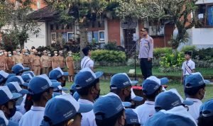 Pimpin Upacara di SMA Negeri 1 Abiansemal, Ini Pesan Kapolsek Abiansemal
