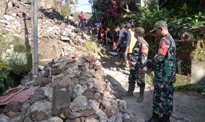 Babinsa Kodim 1619/Tabanan Bersama Instansi Terkait Bersihkan Sisa Material Longsor