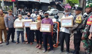 Kali Ini Kapolsek Denpasar Timur Salurkan Bansos di Pasar Kreneng