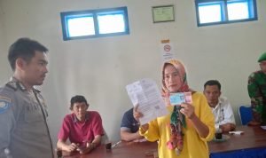 Bhabinkamtibmas Bersama Kanit Intel Polsek Bojongmanik Monitoring Penyaluran BLT Subsidi BBM