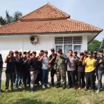 Camat Carenang Gotong Royong Bersama BPPKB di Jalan Desa Mandaya dan Desa Panenjoan