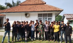 Camat Carenang Gotong Royong Bersama BPPKB di Jalan Desa Mandaya dan Desa Panenjoan