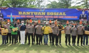 Polda Sumbar Serahkan 5.000 paket Bansos kepada Komunitas Ojek Angkot dan Betor