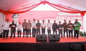 Dampingi Pj Gubernur Banten Pilar Bagikan BLT BBM