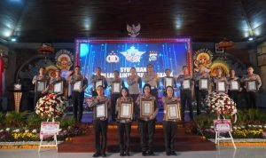 Kapolda Bali Beri Penghargaan Kepada 3 Personel Lantas Polsek Nusa Penida