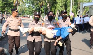 Aksi Demo di Kantor DPRD Lamsel, 3 Polwan Evakuasi Mahasiswi Pingsan