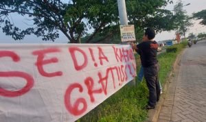 LSM BARATA Menyediakan Kain Kafan Bagi Masyarakat Pasar Kemis