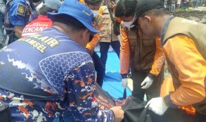 Tim Basarnas dan Satpol Air Mencari Korban Nelayan Tenggelam di Perairan Canti