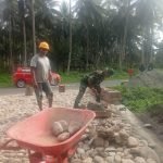 Melaksanakan Karya Bakti, Anggota Koramil Bersama Warga Desa Tilope Bangun Jalan Tani