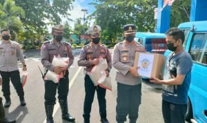 Sat Lantas Polres Bitung Bagikan Bansos untuk Sopir Angkot