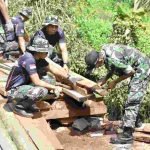 Yon Zipur 19/YKN Bangun Jembatan di Pineleng