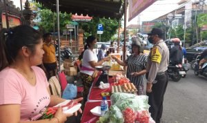 Bhabinkamtibmas Sumerta Kauh bersama Bhabinsa dan Linmas Atensi Giat Pasar Murah