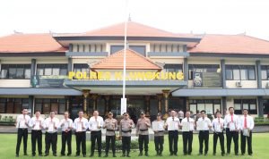 Kapolres Klungkung Berikan Piagam Dalam Upacara Pelepasan Purna Tugas dan Anggota Berprestasi