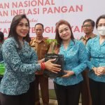 Ketua TP. PKK Gianyar Bersama Bank Indonesia Provinsi Bali Distribusikan 3000 Bibit Cabai CSR