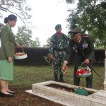 Dandim 0416 Bute Tabur Bunga di TMP Satria Negara