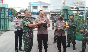 HUT ke-77 TNI, Kapolsek Cikande Beri Kejutan ke Danramil Cikande