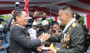Kapolda Bali Hadiri Upacara HUT TNI Ke 77, Beri Kejutan Kepada Pangdam IX/Udayana
