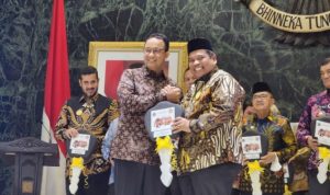 Anies Baswedan Serahkan 1 Unit Mobil Damkar Untuk Pemkab Padang Pariaman