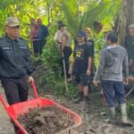 Kapolres Jembrana Bersama Warga Desa Yehembang Bersihkan Material Longsor