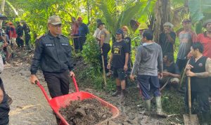 Kapolres Jembrana Bersama Warga Desa Yehembang Bersihkan Material Longsor
