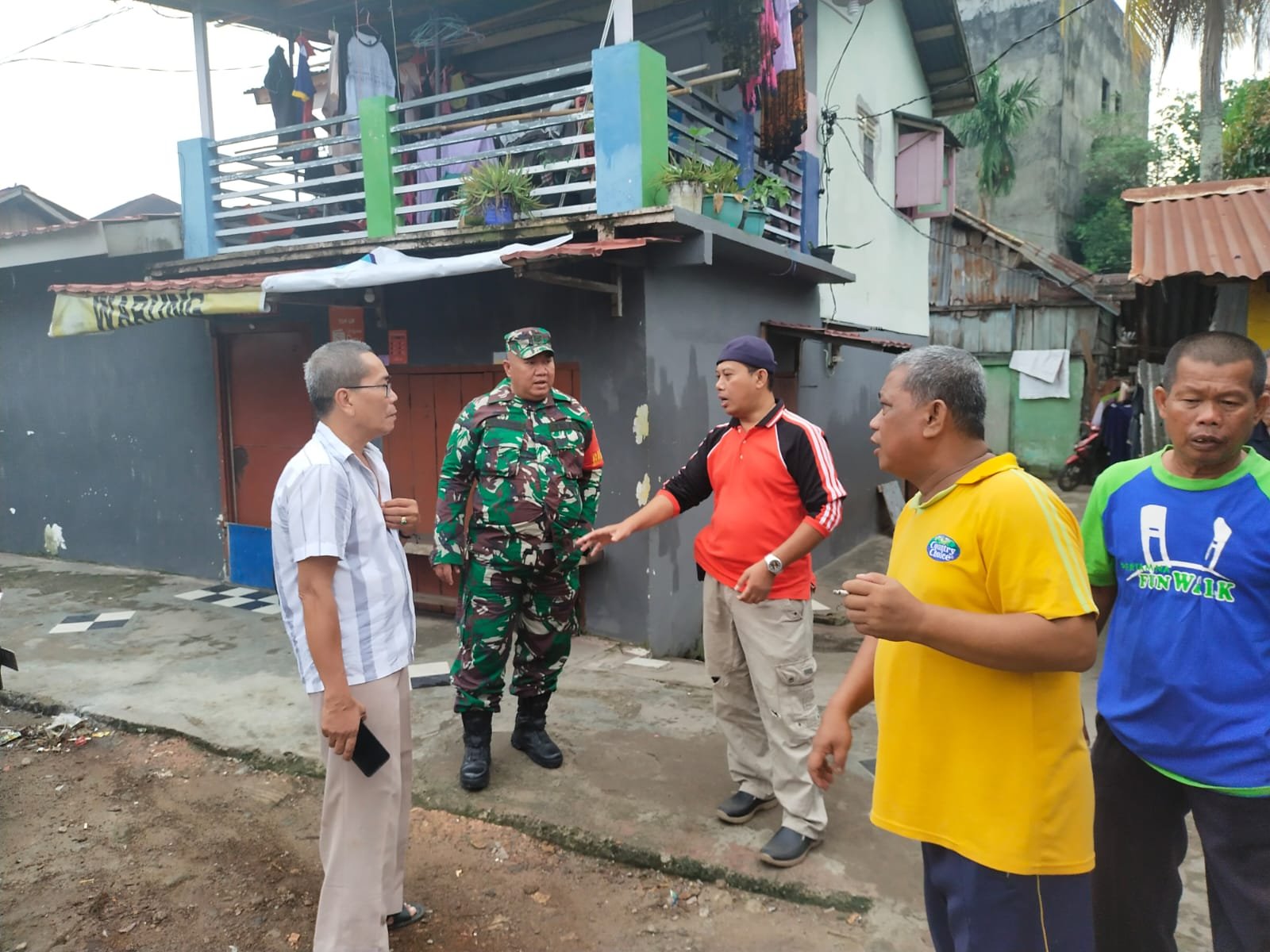 Babinsa Sertu Tamrin Komsos bersama Staf Kelurahan Bahas Pembuatan Tempat Sampah 1 IMG 20221012 WA0005 1