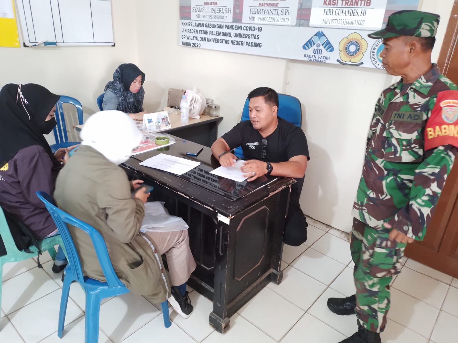 Babinsa Sertu Miswanro Dampingi Lurah Kebun Bunga Data Warga untuk Pengajuan Pinjaman UMKM 1 IMG 20221012 WA0032