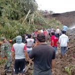 Babinsa Koramil 1302-06/Tomohon Bersama Warga Lakukan Pencarian Korban Longsor