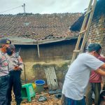 Akibat Hujan Lebat, Polsek Kota Jembrana Bantu Warga Terkena Musibah