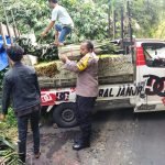 Bhabinkamtibmas Desa Panji Bantu Mobil Pickup Tunjukkan Arah