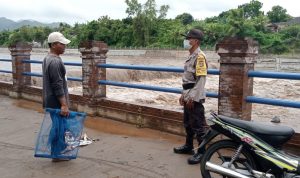 Antisipasi Banjir, Bhabinkamtibmas Polsek Klungkung Berikan Himbauan Kepada Masyarakat