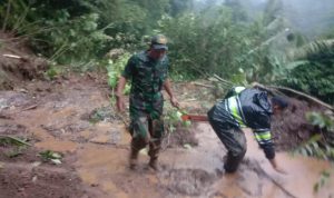 Bravo! Ini yang Dilakukan Babinsa Desa Apuan Baturiti Bantu Warga Terkena Musibah 