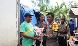 Kapolres Jembrana Serahkan Bansos Kepada Warga yang Terdampak Banjir
