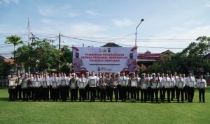 Kapolres Denpasar Beri Penghargaan 57 Personil Berprestasi
