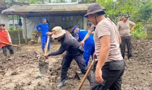 Polres Jembrana Kembali Hadir, Membantu Warga Terdampak Banjir