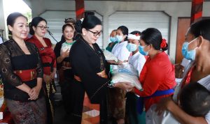 Ketua TP PKK Provinsi Bali, Gelar Aksi Sosial ‘Menyapa dan Berbagi’ di Gianyar