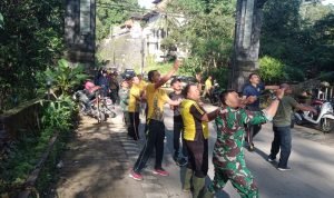 Pasca Longsor, Babinsa Koramil 1616-07/Payangan Bersama Forkopimdes Bukian Laksanakan Gotong Royong