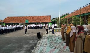 Jadi Pembina Upacara, Bhabinkamtibmas Polsek Jawilan Berikan Arahan Kepada Pelajar SMPN 2 Jawilan