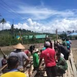 Satgas Organik Yonarhanud 3/YBY Bersama Warga Kompak Bangun Jembatan Penghubung