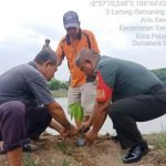 Peduli Penghijauan, Babinsa Sertu Amriadi bersama Warga Tanam Bibit Pohon Buah-buahan