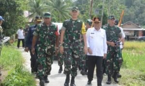 Lakukan Wasev, Wabup Rahmang Bersama Jajaran KOREM 032/Wirabraja Tinjau Pelaksanaan TMMD ke- 115