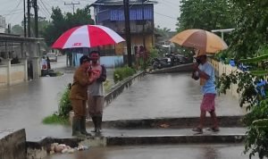 Walikota Pangkalpinang Maulan Aklil Tinjau Pemukiman warga Yang Tergenang