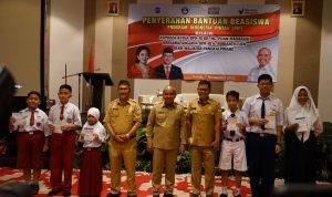 Walikota Pangkalpinang  Serahkan Bantuan Beasiswa PIP