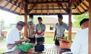 Bhabinkamtibmas Desa Cau Belayu Amankan Pembagian BLT