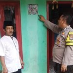 Bhabinkamtibmas Melaksanakan Giat Sosialisasi dan Penempelan Flyer Call Center Polsek Jawilan
