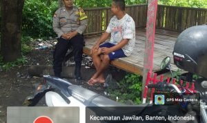 Bhabinmas Polsek Jawilan Polres Serang Brigpol Jaenal Sambang Warga Desa Binaannya