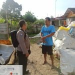 Selalu Aktif Jaga Silaturahmi, Bhabinkamtibmas Polsek Jawilan Bripka Ataufik Sambangi Warga