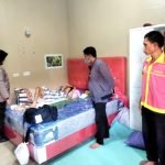 Polres Lamsel Salurkan Amanah Bantuan Kepada Nenek Nurhasanah