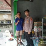 Jalin Komunikasi, Bhabinkamtibmas Polsek Jawilan Briptu Asep Sambangi Warga di Desa Pasir Buyut